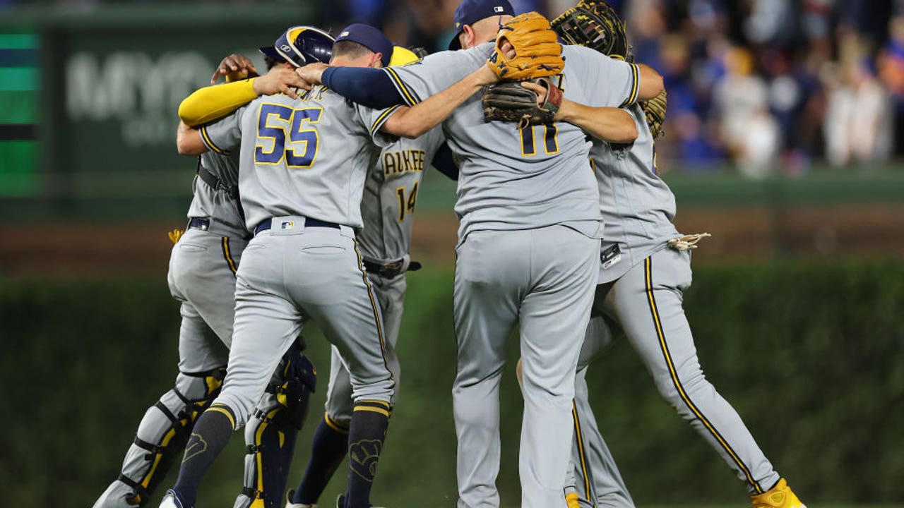 Christian Yelich hits leadoff homer as Milwaukee Brewers beat Chicago Cubs  6-2 for 9th straight win