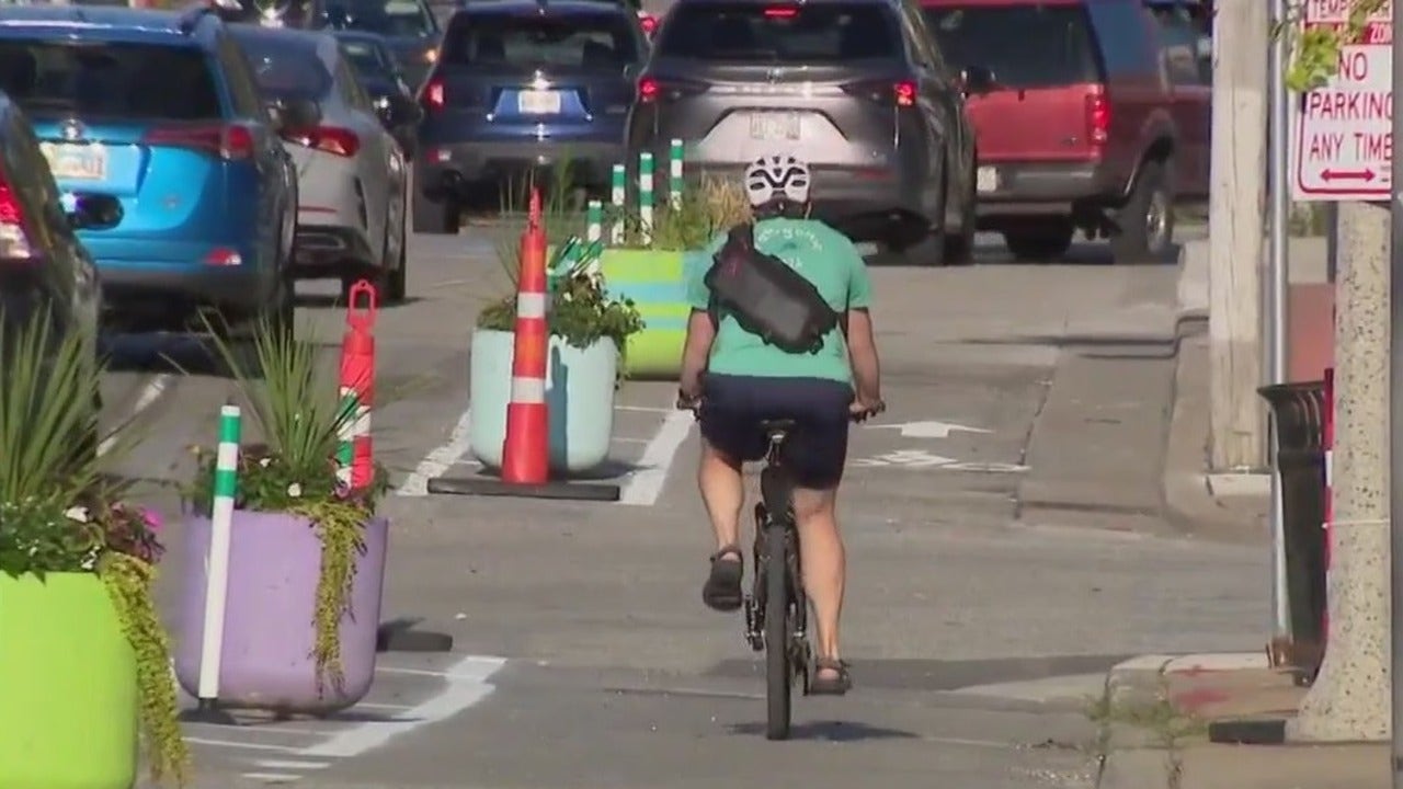 Milwaukee North Avenue protected bike lanes complete