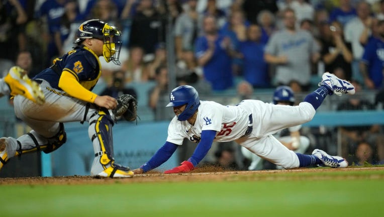 Dodgers win 10 in a row after beating Brewers