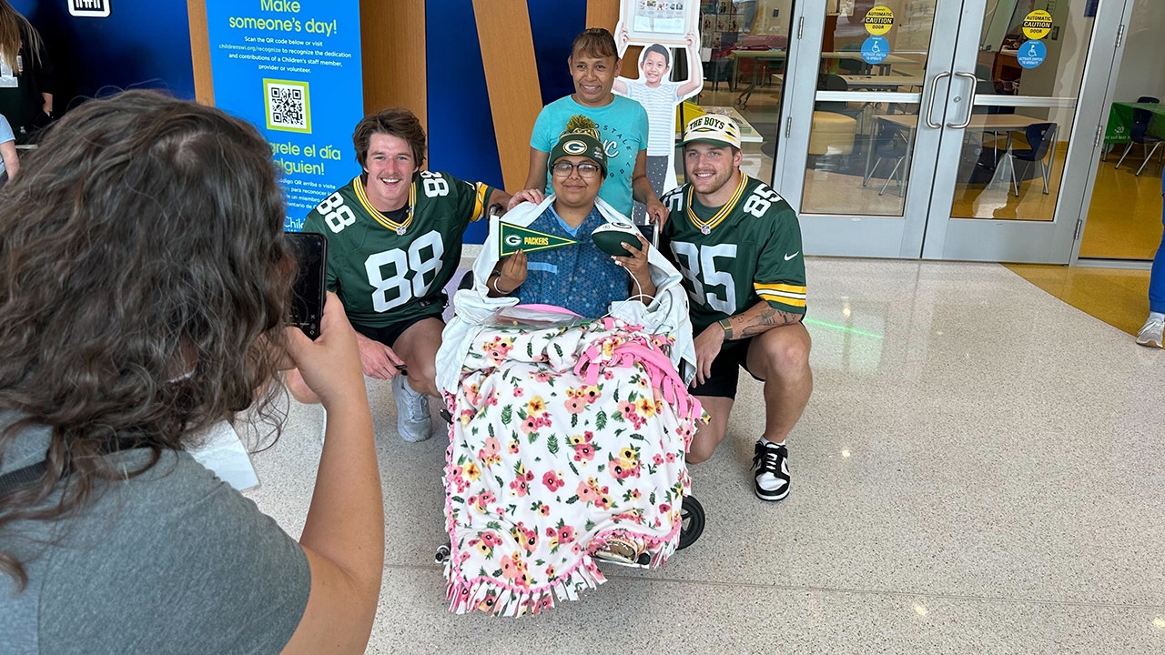 Packers alumni surprise patients at Marshfield Children's Hospital