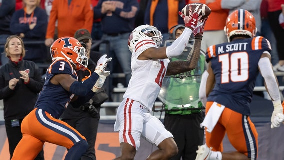 Wisconsin Badgers beat Illinois, Locke leads fourth-quarter comeback