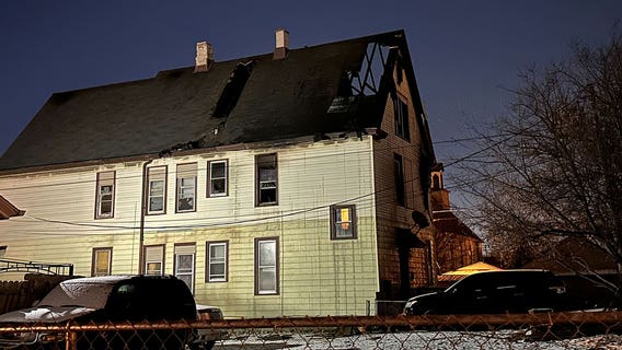 Milwaukee fatal fire; man dead, 12 displaced near 11th and Mineral