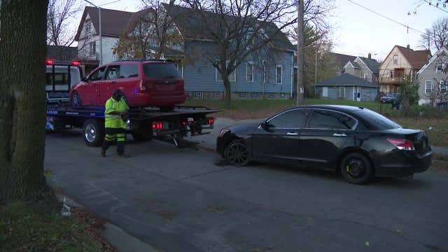 Milwaukee police chase; officer injured, postal worker robbed