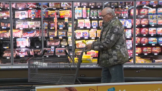 Dietitian offers Thanksgiving tips, shoppers grab last-minute items