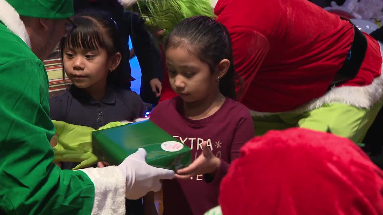 Holiday magic in Milwaukee; students on city's south side surprised - Vimarsana News