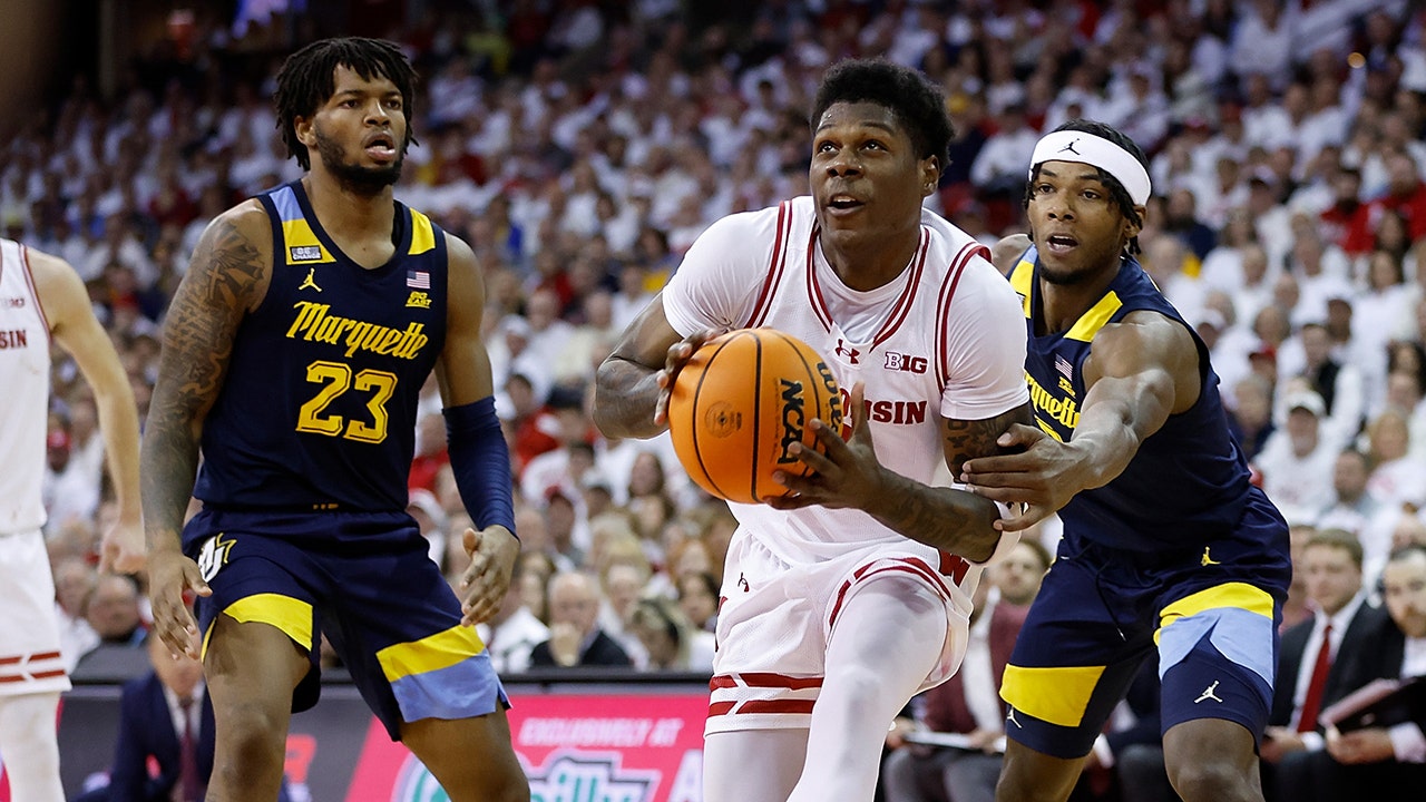 Max Klesmit scores 21 points as Wisconsin Badgers knock off No.3 Marquette