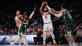 Knicks end Bucks' win streak with 129-122 Christmas Day victory