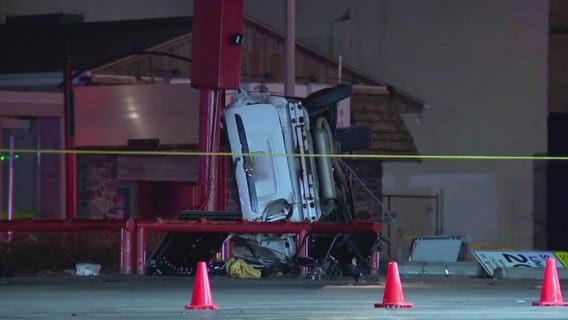 Milwaukee rollover crash; woman dead, driver ran red light