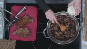 Strip steaks with red wine sauce: recipe