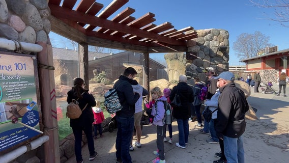 Milwaukee County Zoo free day, crowds enjoy sunny Saturday