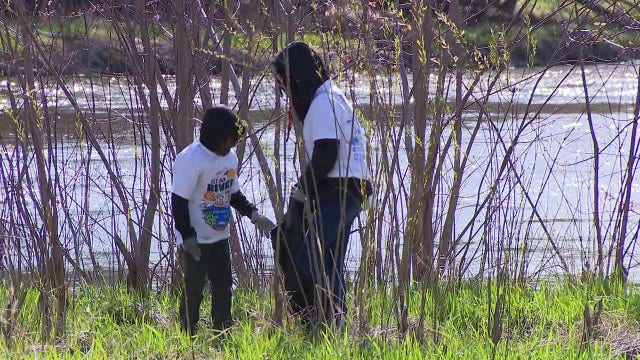 Volunteers take part in Milwaukee Riverkeeper’s spring cleanup