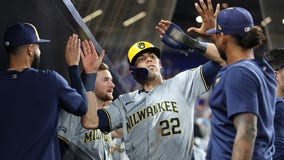 Brewers beat Marlins, Yelich slugs go-ahead 2-run triple in 8th