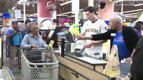 Brewers' Yelich, Turang surprise Milwaukee Pick 'n Save shoppers