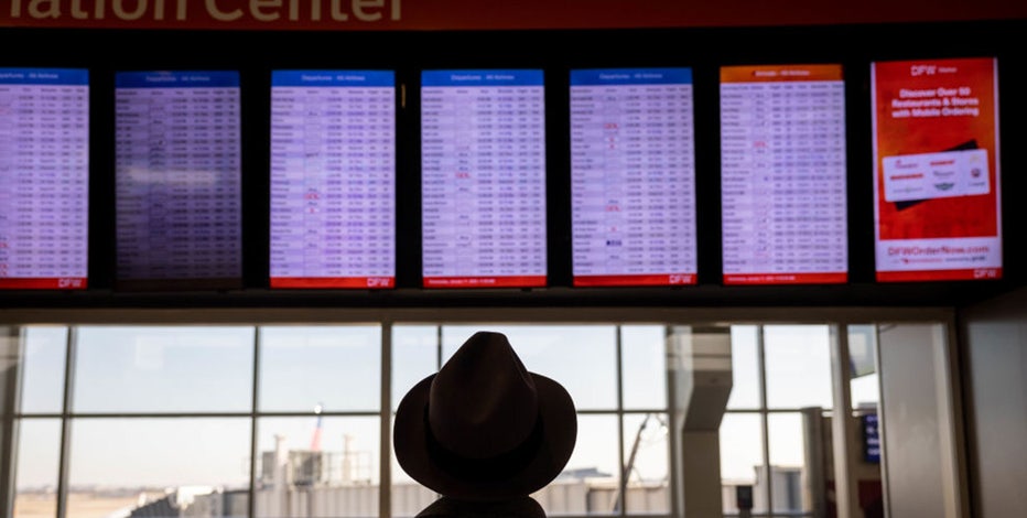 Which US airports have the longest and shortest delays?