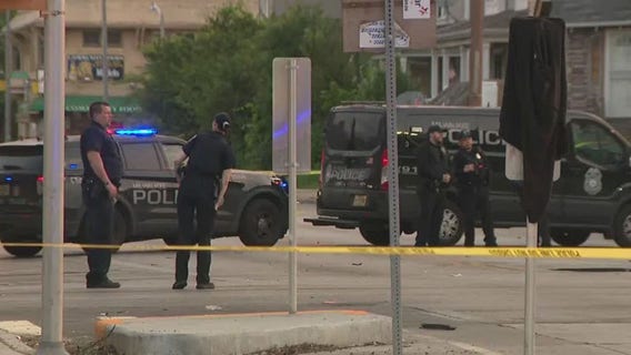Milwaukee crash, 2 dead at 27th and Center, driver hit pole