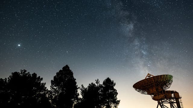 June skygazing highlights: Strawberry Moon, summertime planet parade