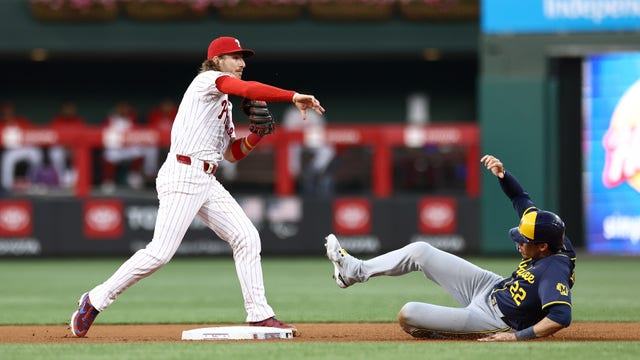 Brewers lose to Phillies, Castellanos doubles in 10th