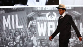 Bucks sign draft picks Johnson, Smith