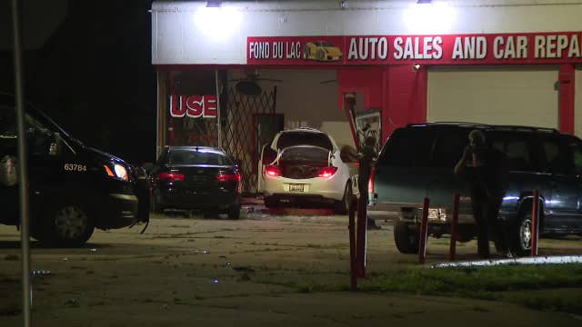 Car crashes into Milwaukee building; 42nd and Fond du Lac