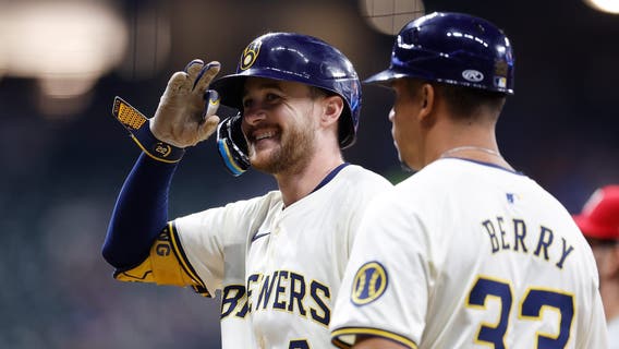 Brewers beat Phillies in matchup of NL division leaders