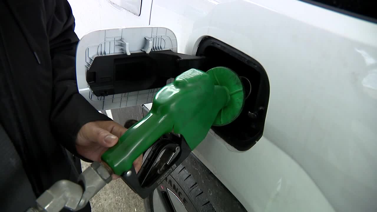 Wisconsin holiday gas prices falling as thousands hit the road