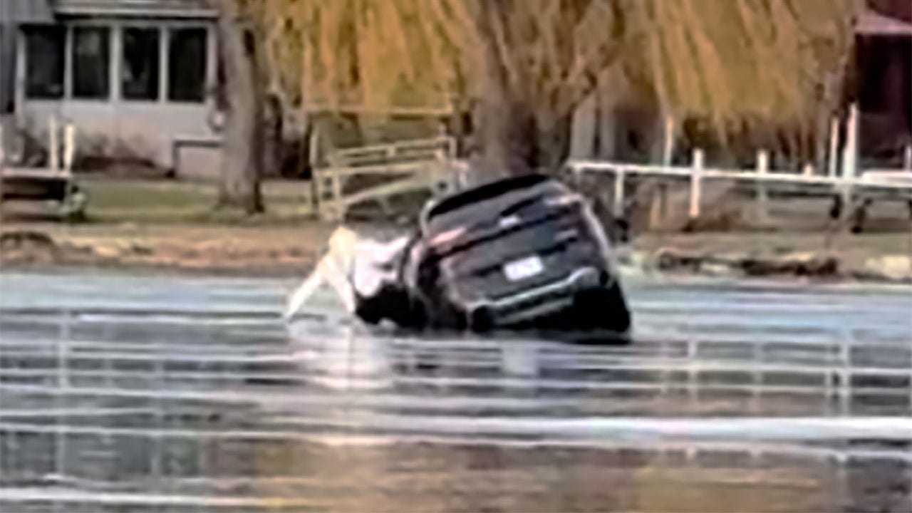 Driver escapes as SUV falls through Puckaway Lake ice: video