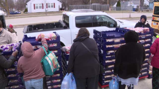 Live Laugh Loaves MKE distributes bread on city's south side
