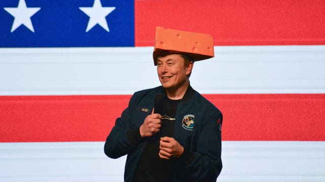 Elon Musk in Green Bay ahead of election, hands out $1 million payments