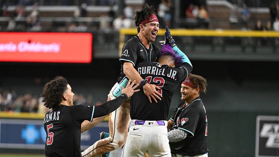 Diamondbacks walk off Brewers with 5-run, 9th-inning rally