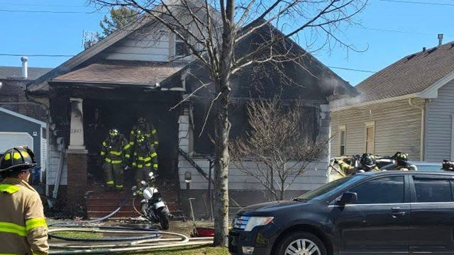 Racine house fire; police officer among 4 hospitalized, 2 dogs dead