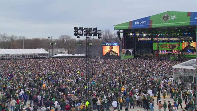 NFL Draft: Green Bay crowd capacity reached, fans flock to Titletown