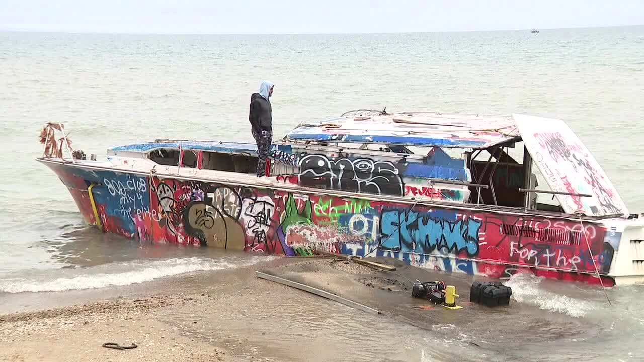 Milwaukee abandoned boat: Hoan Foundation donates to removal effort