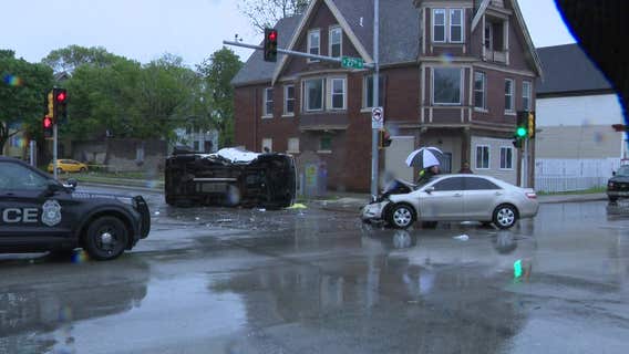 Milwaukee unmarked squad collides with vehicle; 2 officers, teen hurt