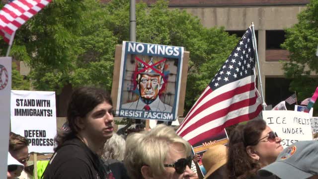 'No Kings' protest Milwaukee against Trump, thousands rally