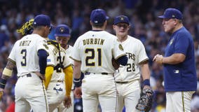 Brewers beat Cubs, taking top spot in NL Central