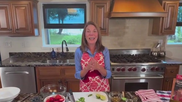 The Cooking Mom: Fresh berry salad with lime and mint