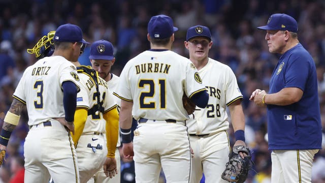 Brewers beat Cubs, taking top spot in NL Central