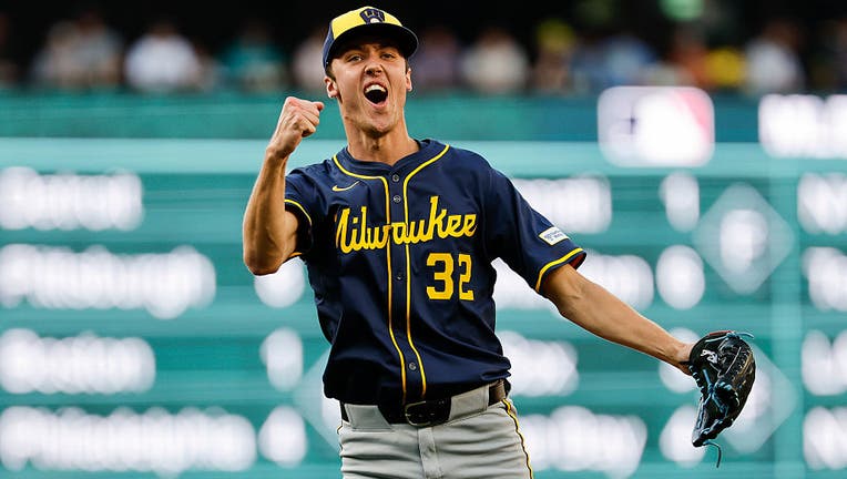 Milwaukee Brewers シルクタッチスロー 117×152センチ MLB Milwaukee Brewers City Connect (Christian Yelich) Women's