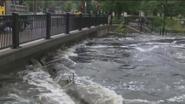 Waukesha flooding, Fox River nears record levels