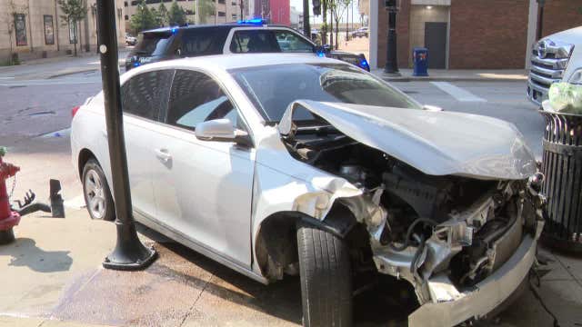 Milwaukee 3-vehicle crash at 6th and Wisconsin; MCTS bus struck