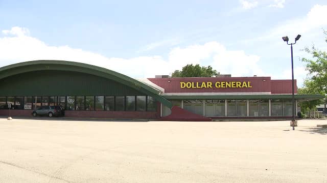 Waukesha theft investigation; suspect confronted by staff, displayed knife