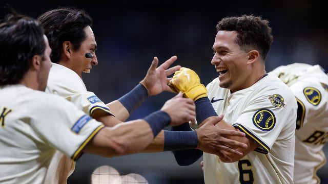 Brewers walk off Diamondbacks, Collins' sac fly scores Lockridge