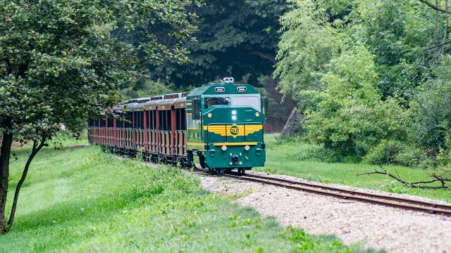 New Milwaukee County Zoo train engine ready for rides; what to know