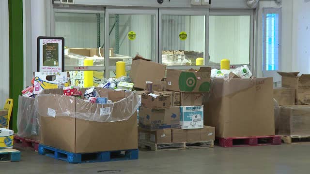 SNAP benefits at risk as shutdown enters 3rd week; Wisconsin pantries brace