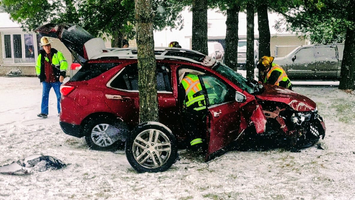 Racine County crash: Driver injured, extricated after striking tree