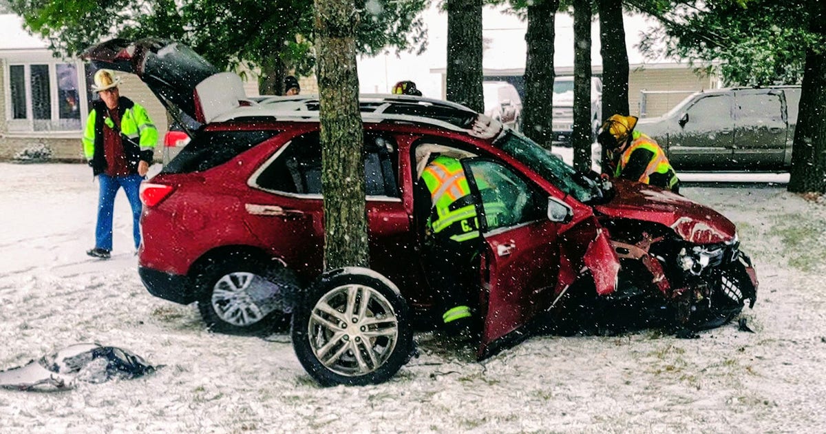 Racine County crash: Driver injured, extricated after striking tree