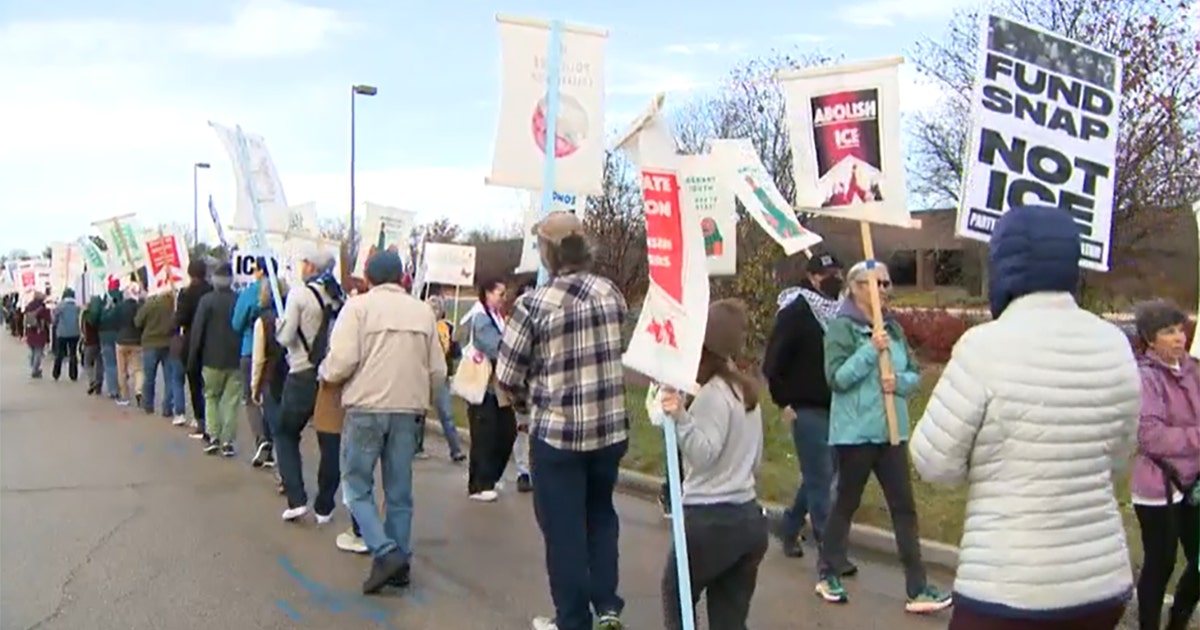 New Milwaukee ICE facility, groups protest agency's presence in city