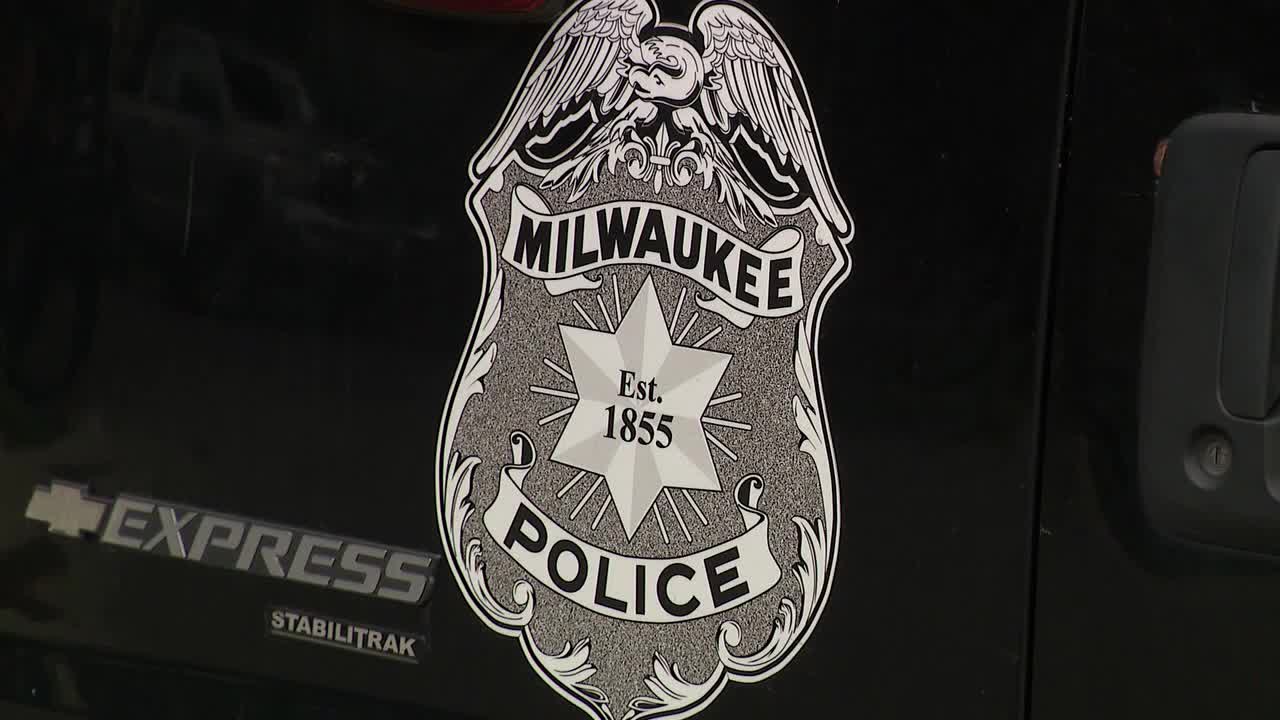 Milwaukee police union contract; officers to get 1st pay raise in years