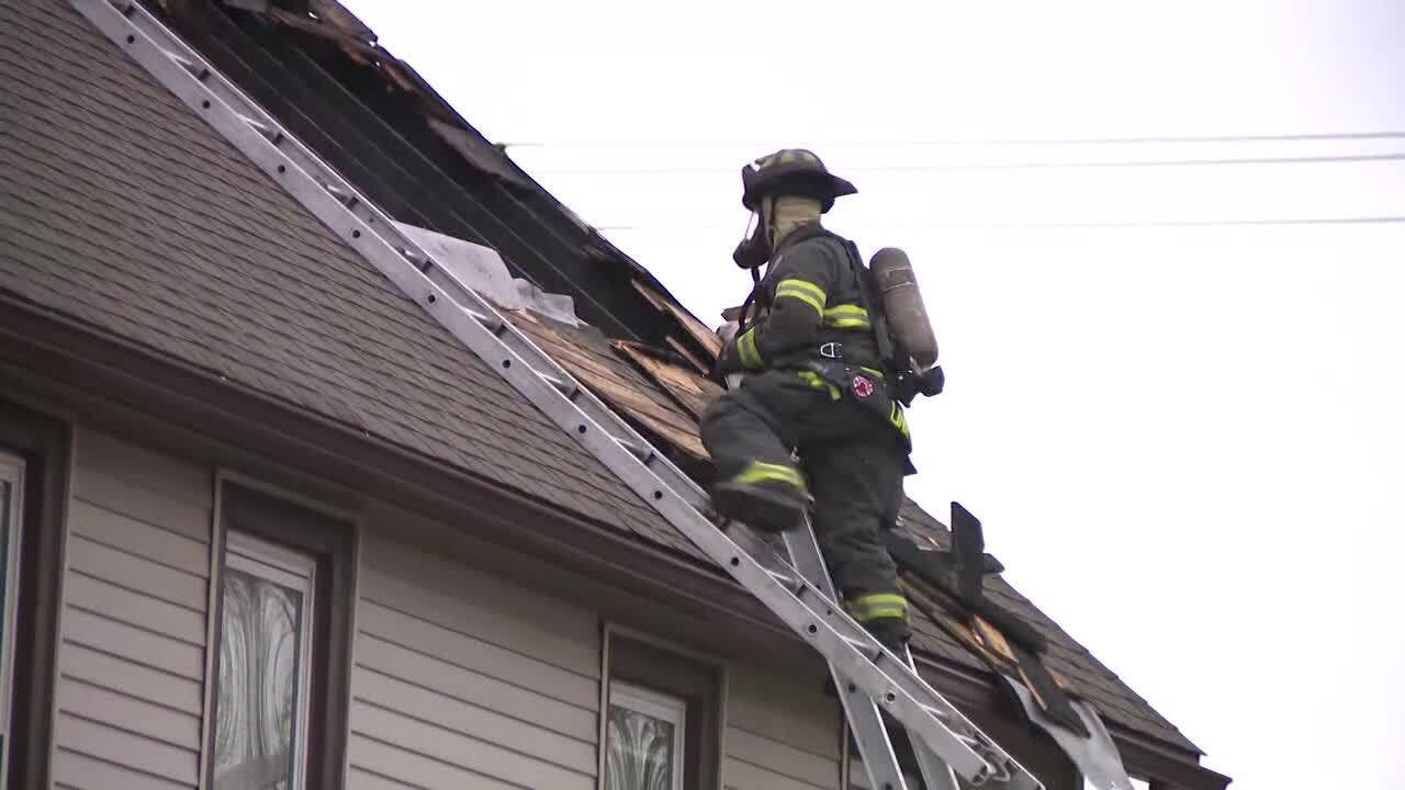 Milwaukee south side house fire damages roof, no injuries reported