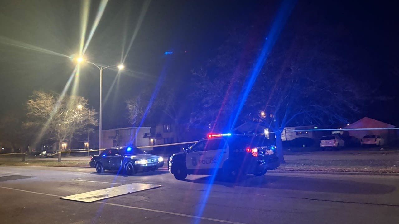 Milwaukee fatal crash Sunday; 2 dead, vehicle hits tree